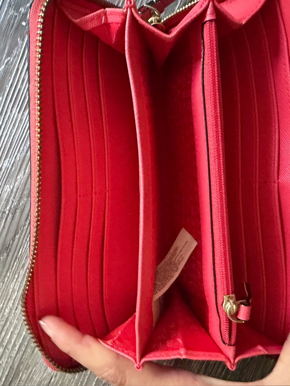 kate spade bright red zip-around Saffiano leather wallet with gold plaque - Picture 2 of 4